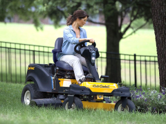 Why Lawnmowers Are the Best Type of Yard Equipment to Purchase